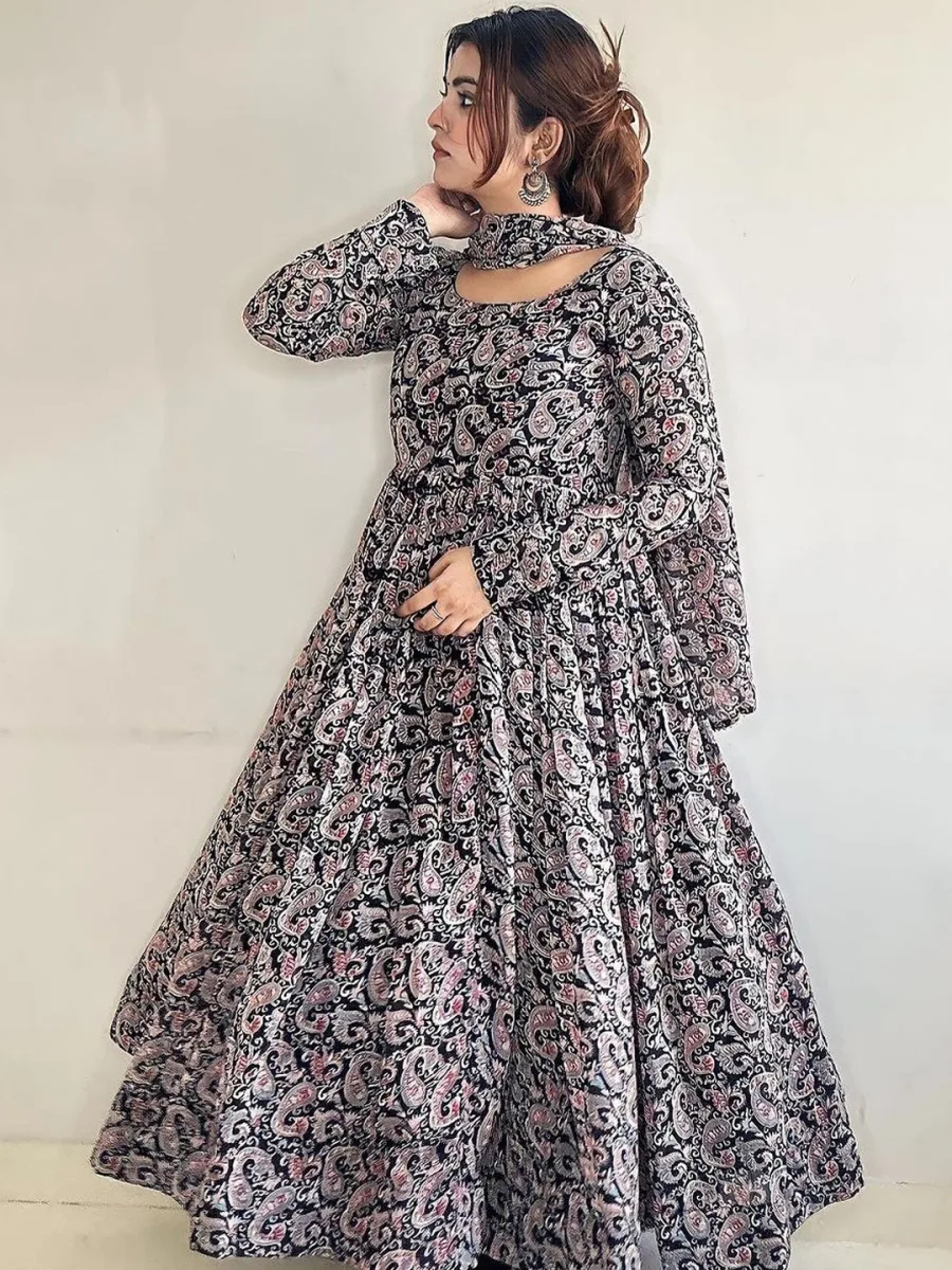 Women Paisley Embroidered Georgette Anarkali Kurta