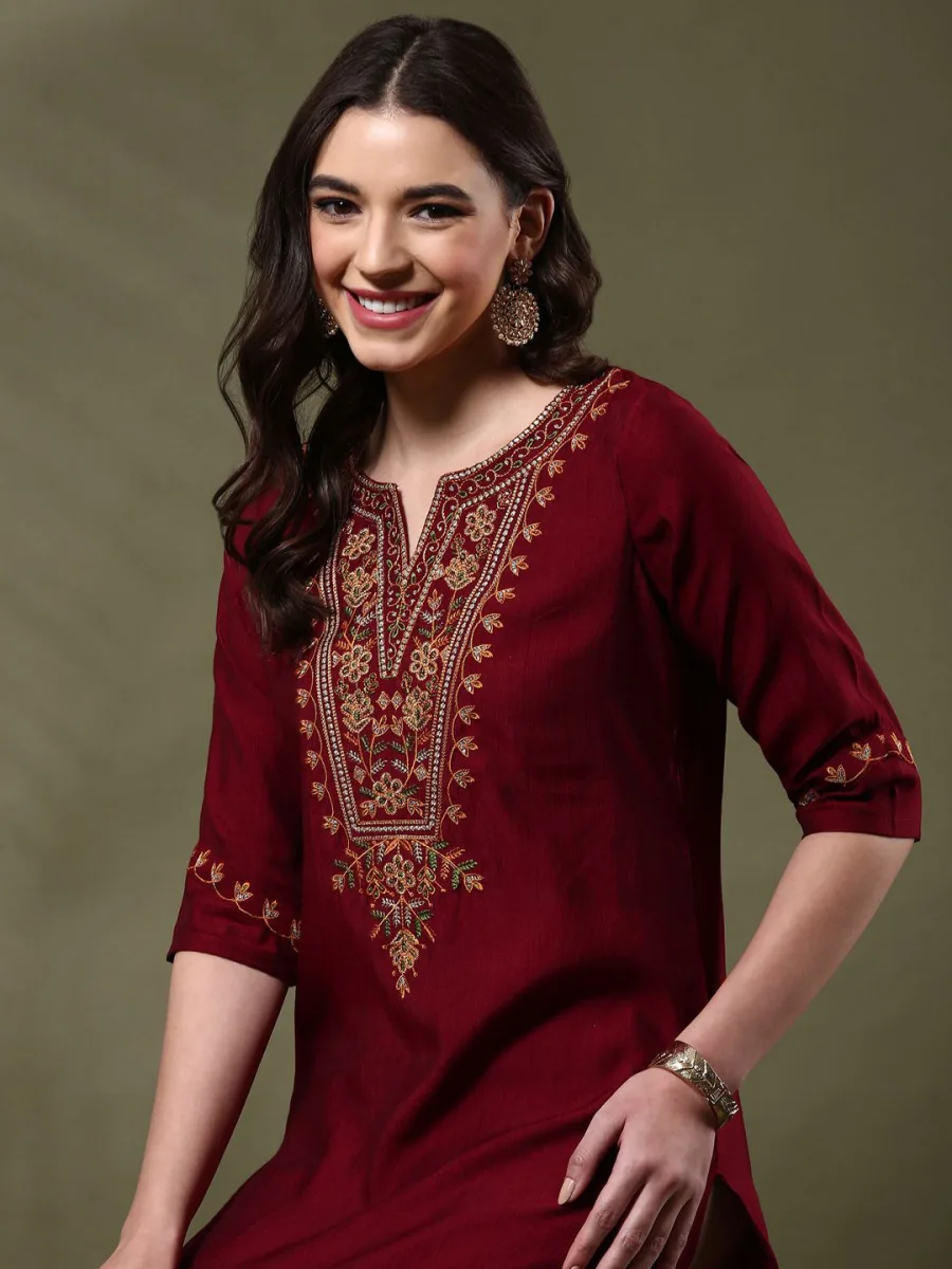 Women Floral Embroidered Kurta