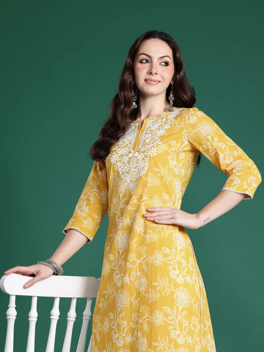 Women Floral Embroidered Kurta