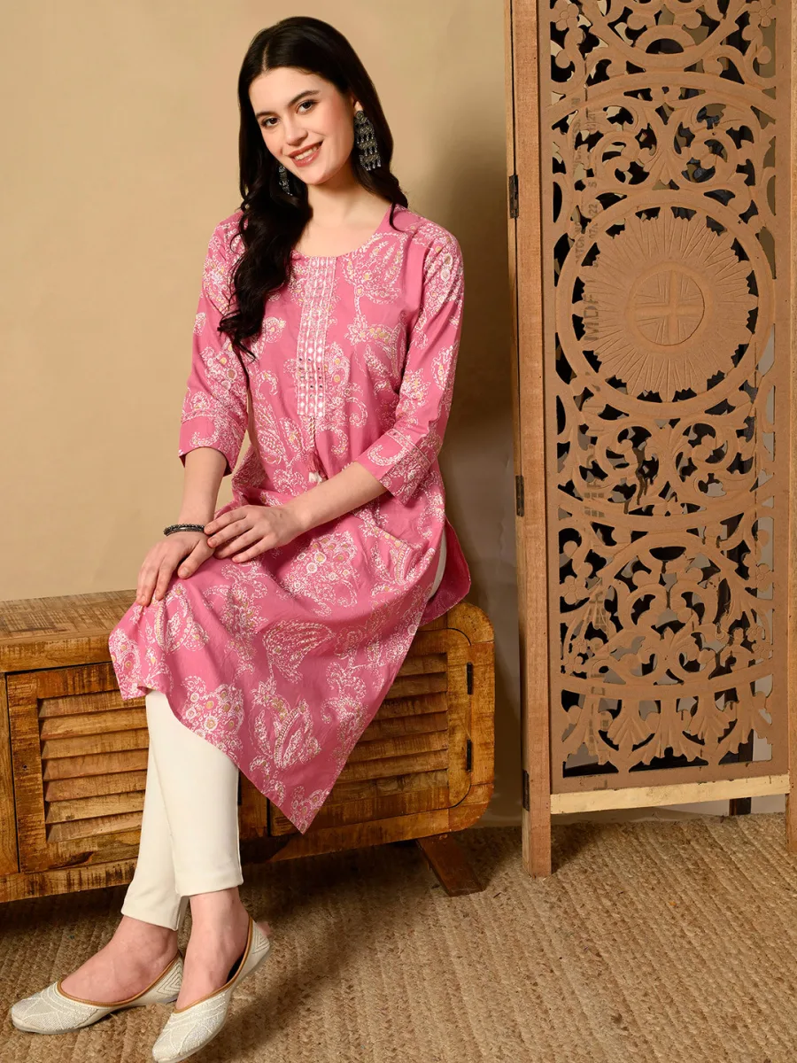 Women Floral Embroidered Kurta